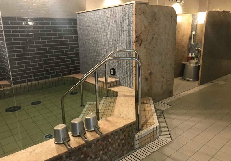 facility_sh80_bath_man